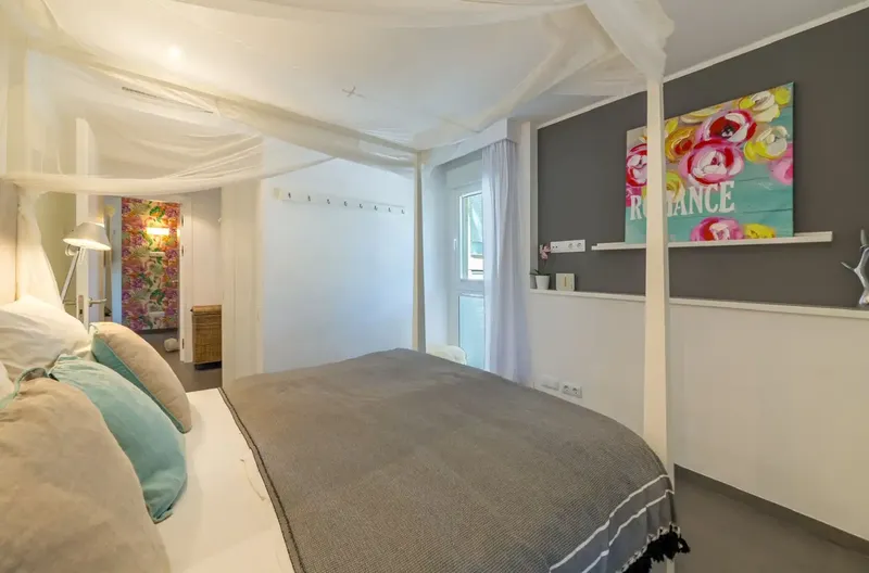 This impressive triplex penthouse, located in the exclusive area of La Mola (Port d'Andratx), combines luxury, design and privileged location. — photo 8