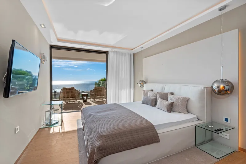 High-quality villa for sale in Santa Ponsa with spectacular sea views — photo 12