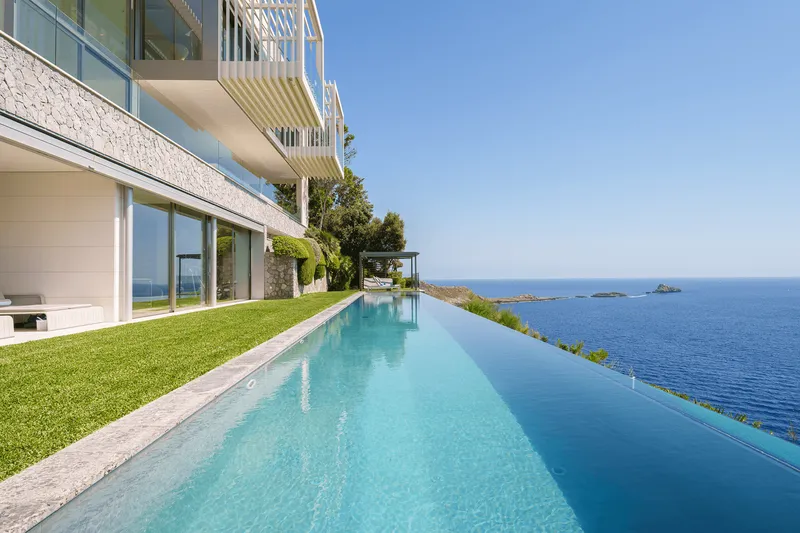 Beachfront villa in Port Adriano — photo 1