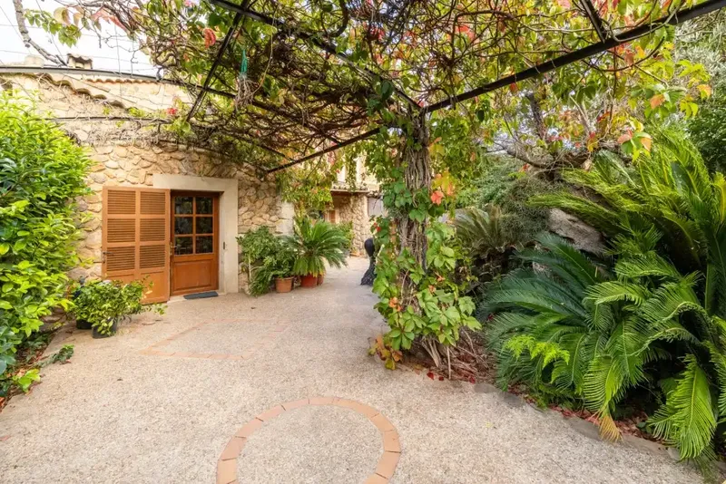 Surrounded by orange and lemon groves on the outskirts of Sóller, this charming rustic-style house is just 10 minutes — photo 6