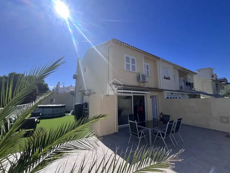 Modern corner townhouse located in Cala Millor, approximately a 10-minute walk from the beaches of Cala Millor and Cala Bona. — photo 1