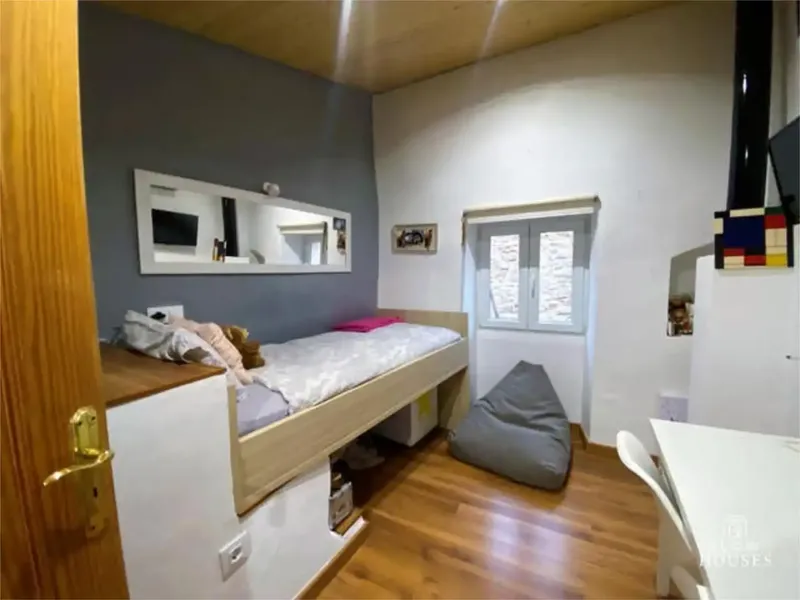 Esporles. Stone village house, renovated with great character, with a facade on a small and beautiful pedestrian stone street and another on a road with easy access for unloading. — photo 6