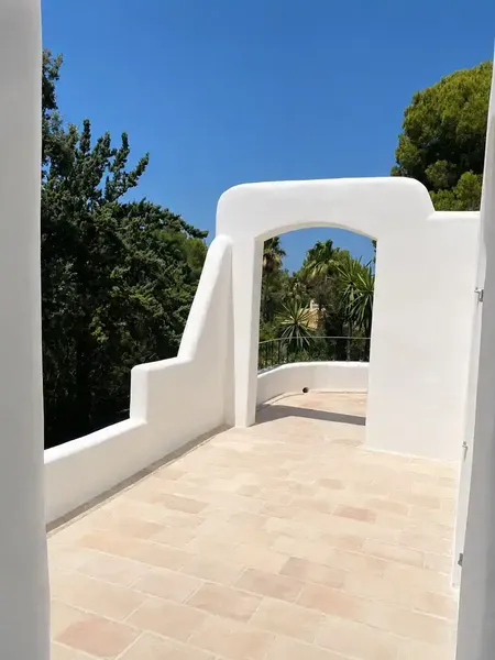 Disponible inmediatamente. Este precioso chalet de cuatro dormitorios, completamente renovado en 2026, combina el encanto de la arquitectura — photo 12