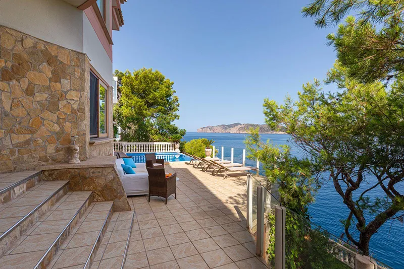 Exceptional villa on the first sea line in a prime location in Santa Ponsa — photo 4