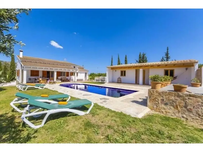 Total area 190 m², plot 17000 m², living area 190 m², 5 double bedrooms, 3 bathrooms, air conditioning (cold) — photo 2