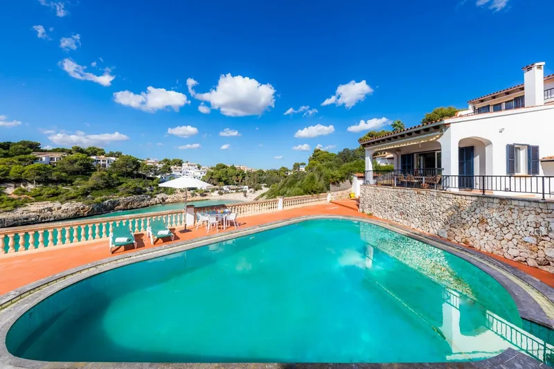 Impressive Cliffside Villa with Uninterrupted Views — photo 9