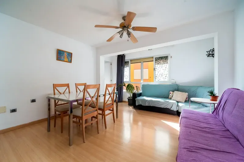Discover this excellent opportunity to acquire a flat in Palma de Mallorca. Located on a fourth floor without a lift, this property has — photo 10