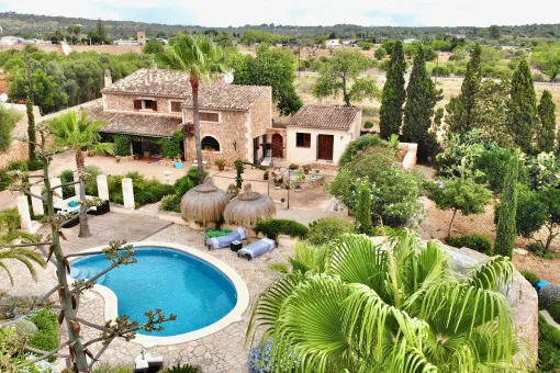Llucmajor, beautifully landscaped and well-kept natural stone finca with pool, photovoltaics, air conditioning and underfloor heating near Llucmajor — photo 1
