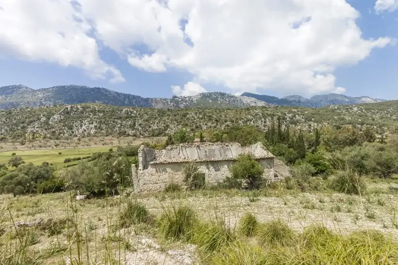 Located in an idyllic natural environment in the heart of the Serra de Tramuntana, this traditional Mallorcan finca offers an opportunity — photo 8