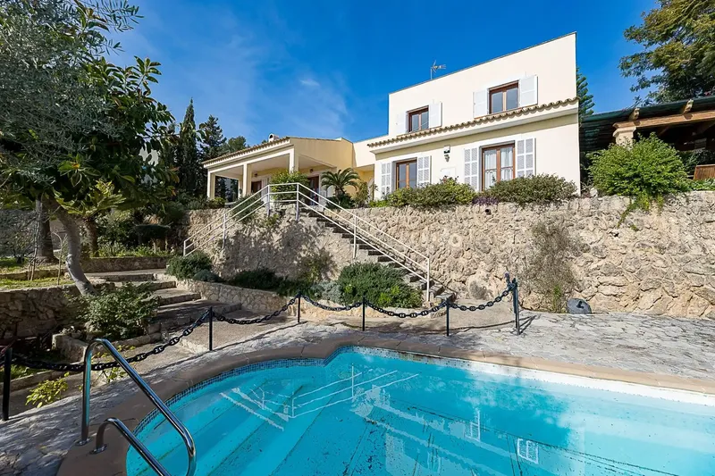 Ubicada en la prestigiosa zona residencial de La Bonanova, esta elegante villa disfruta de agradables vistas al mar y un entorno tranquilo y — photo 1