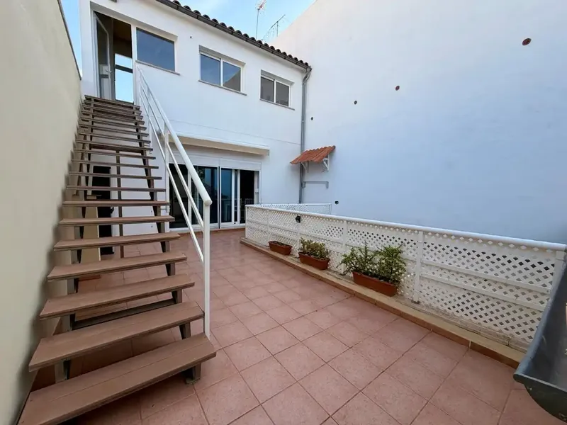 Fully renovated rental home in excellent condition — photo 1