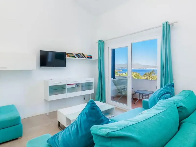 180 m² property with living room, 2 fully equipped kitchens, 4 bedrooms and 2 bathrooms — photo 3