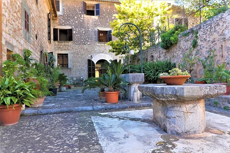Manor house in Fornalutx — photo 1