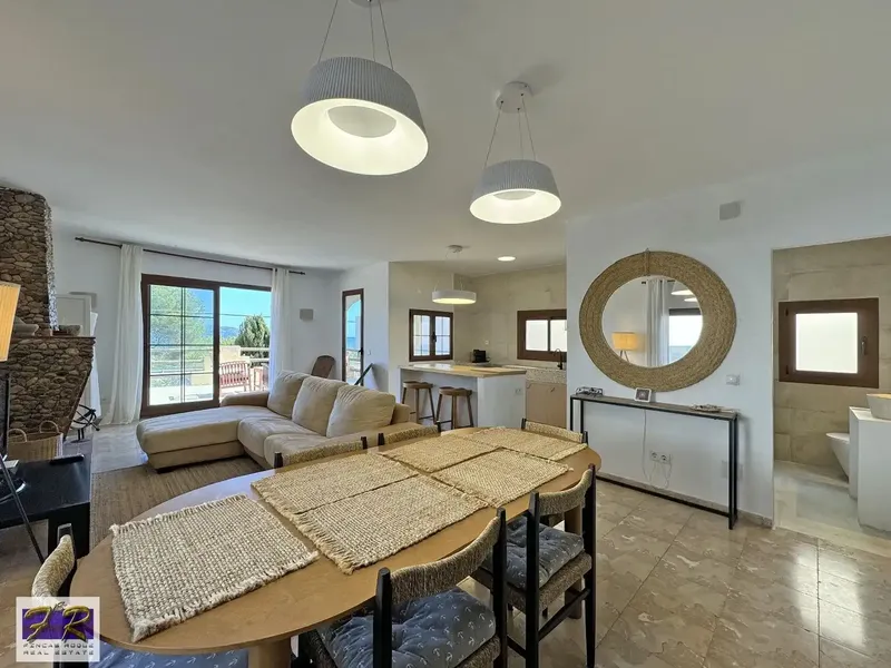Fincas Roque Inmobiliaria is proud to present this impressive single-family villa located in a privileged location, on the first line — photo 5