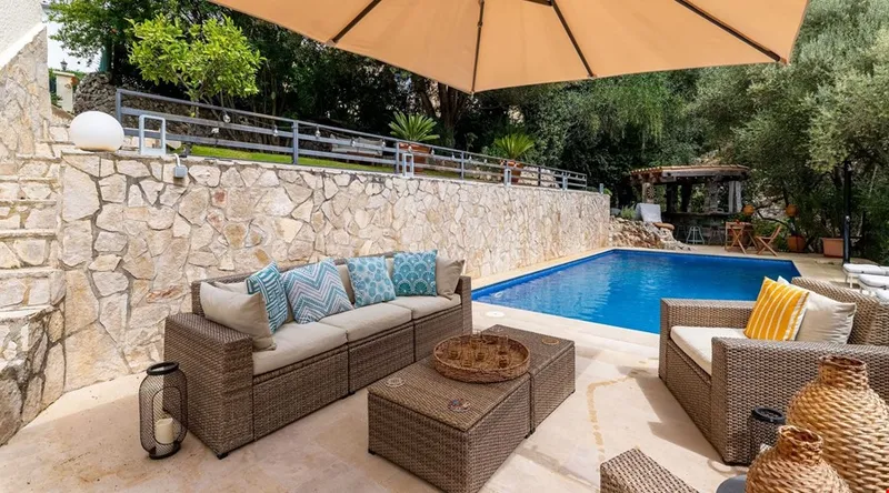 Secluded four-bedroom Mediterranean villa with private pool in Calvià — photo 2