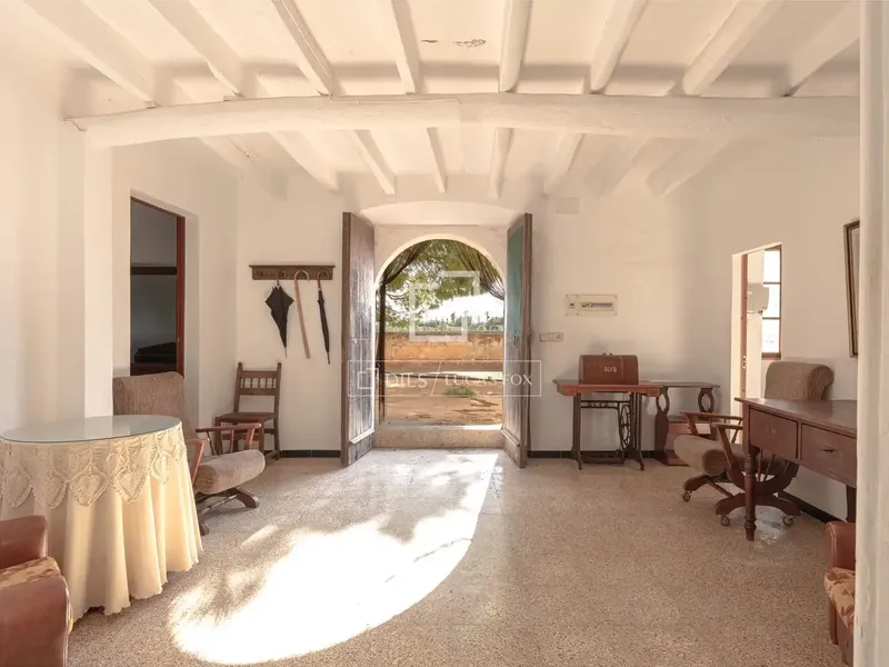 Spacious traditional Mallorcan country house for renovation, distributed over two floors, with several rooms, several small bathrooms, kitchen — photo 10