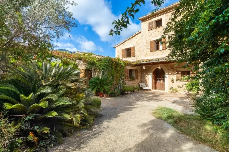 Surrounded by orange and lemon groves on the outskirts of Sóller, this charming rustic-style house is just 10 minutes — photo 7