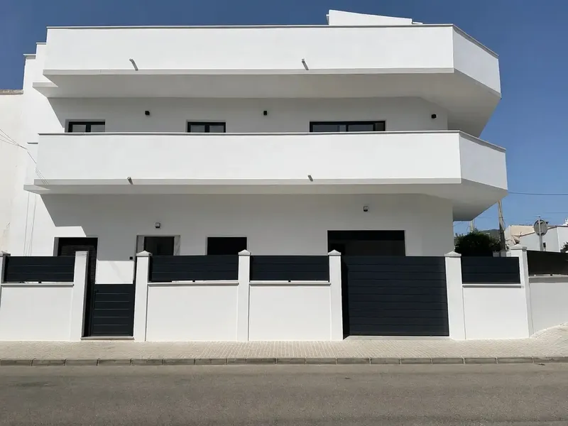 Located in the coveted residential area of La Vileta, this fully renovated property offers 331 m² of built area and combines — photo 3