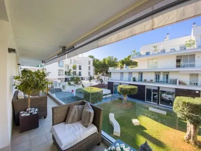 Beautiful 4-bedroom apartment near the beach in Palmanova — photo 1