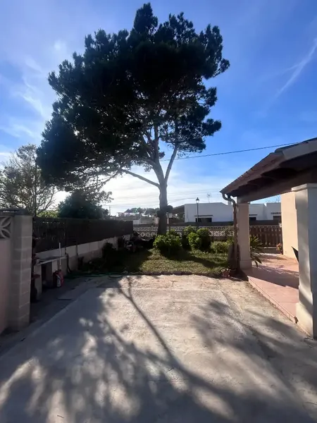 Se alquila casa chalet en la zona de Cala Llombards con 3 dormitorios más 1 baño completo. Parcela de unos 300m2 con una vivienda de 90m2 en — photo 2