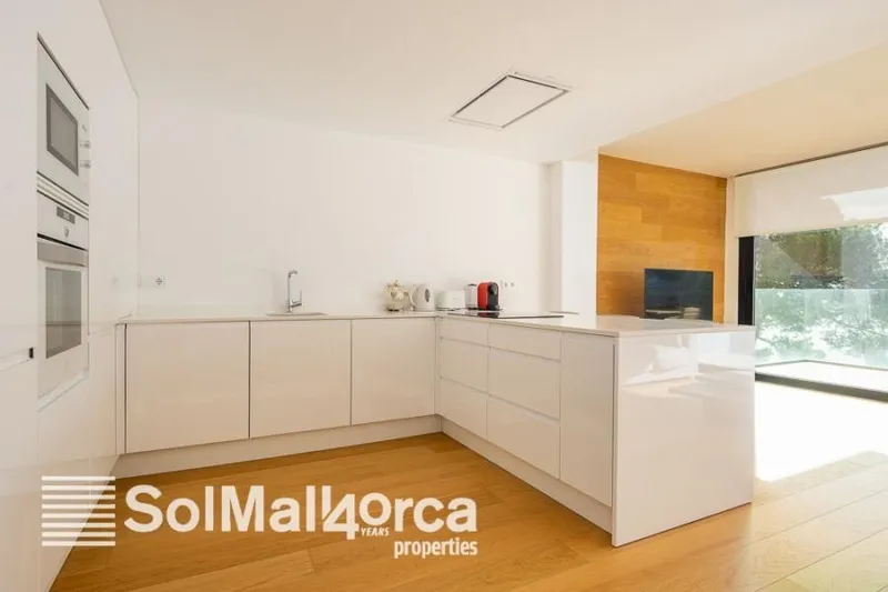 Three bedroom apartment on the second floor with lift in the heart of Puerto de Alcudia with spectacular seaviews — photo 3