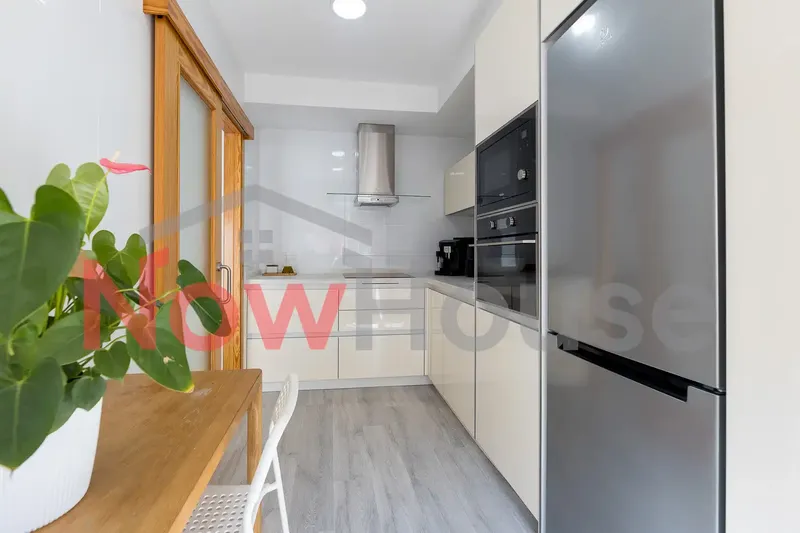 We present this exclusive and bright 85 m² apartment, with a 7 m² terrace, built in 2009 and located in a quiet and well-connected area — photo 6