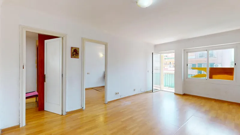 Three-bedroom apartment with large balcony just 100 meters from the beach — photo 4