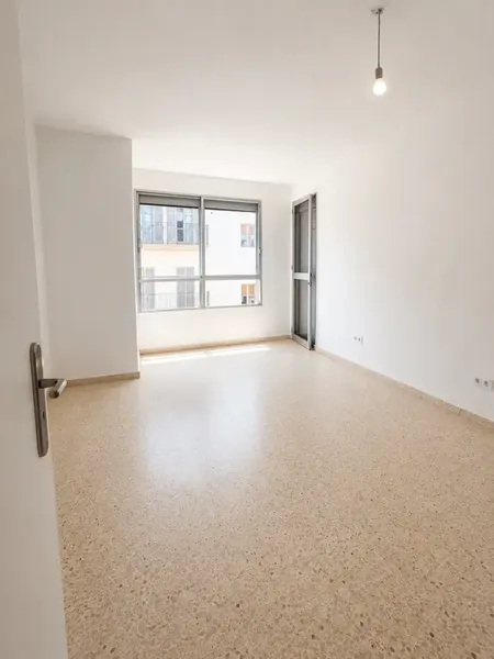 Apartamento con terraza en alquiler en Carrer de Caro — photo 2