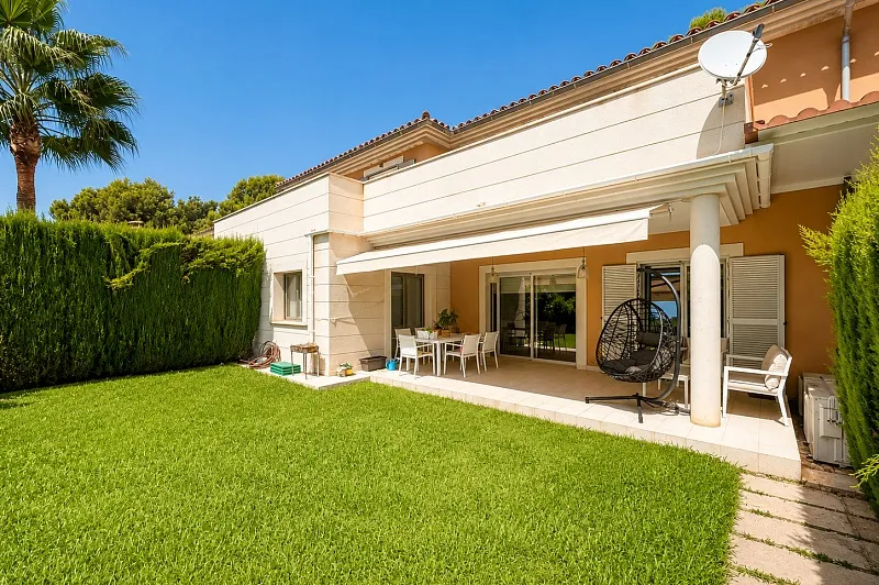 Spacious townhouse with private garden and pool in Cala Vinyas — photo 1