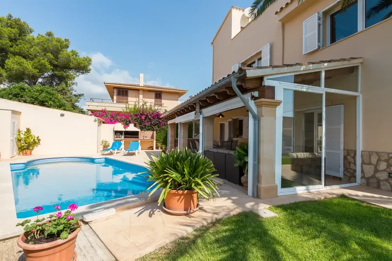 Spectacular detached chalet in Cala Millor with private pool and holiday licence — photo 3