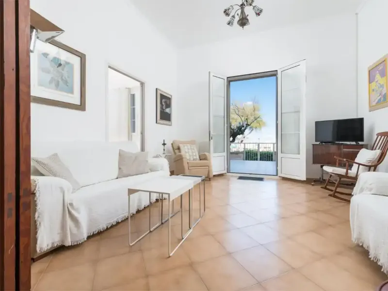 Excelente propiedad en primera línea en Can Picafort. Casa tradicional mallorquina que consta de tres apartamentos distribuidos en dos plant — photo 12
