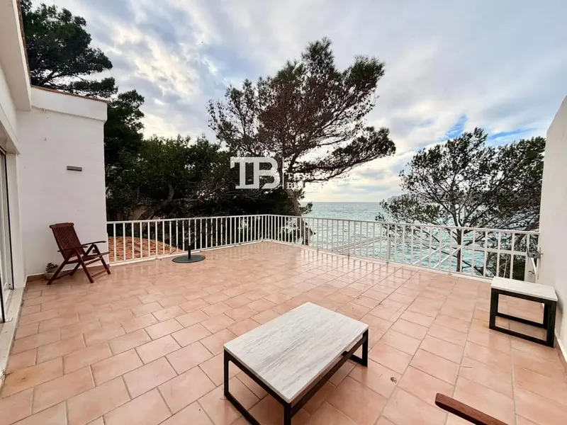 Taylor Building presents this incredible property located in Santa Ponsa, Calvià, Balearic Islands, on the first line of the sea. A spacious and versatile penthouse — photo 7