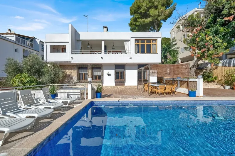This impressive detached chalet, located in one of the most sought-after areas of Santa Ponsa, offers a perfect combination of location — photo 1