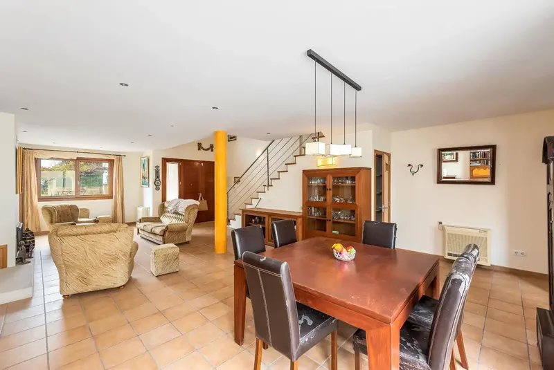Located in Colònia de Sant Pere, this house opens onto a large living-dining room of generous dimensions, the true heart of the home. — photo 6