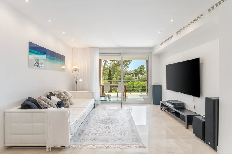 Spacious apartment with spectacular common areas and pools in exclusive Bendinat — photo 4