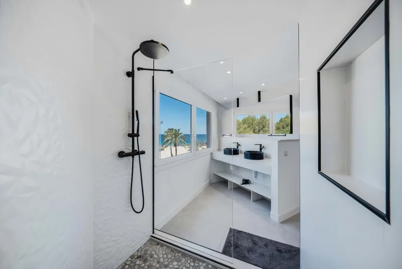 Modern apartment right on Magaluf beach — photo 11