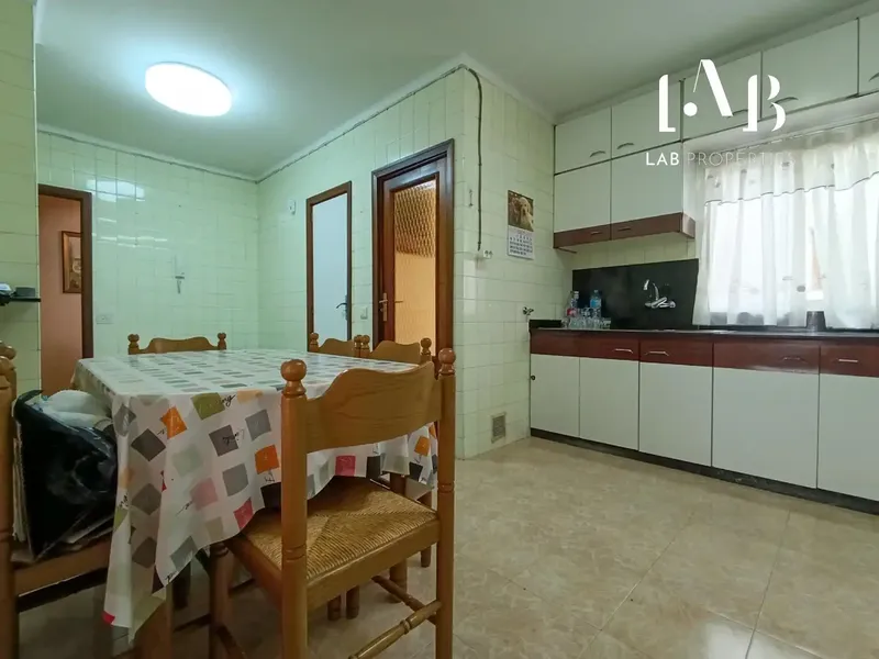 We are pleased to present this spacious apartment in the heart of one of the most sought-after areas of Palma. It is characterized by its excellent — photo 8