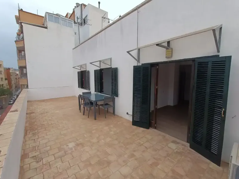 Solo contactar por Whatsapp al telf del anunciante. Ático tercero sin ascensor reformado en calle Luis Marti de Palma en edificio muy lumino — photo 1