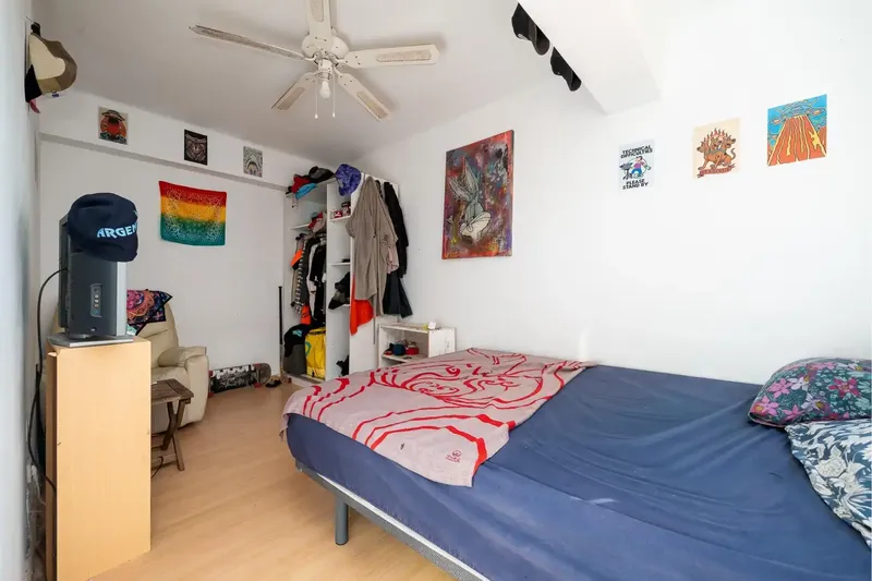 Discover this excellent opportunity to acquire a flat in Palma de Mallorca. Located on a fourth floor without a lift, this property has — photo 12