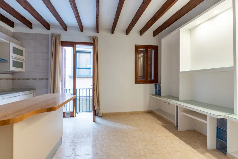Entire Building to Renovate with Lift in La Lonja in Prime Location! — photo 5
