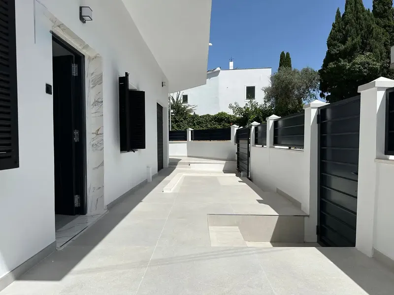 Located in the coveted residential area of La Vileta, this fully renovated property offers 331 m² of built area and combines — photo 1