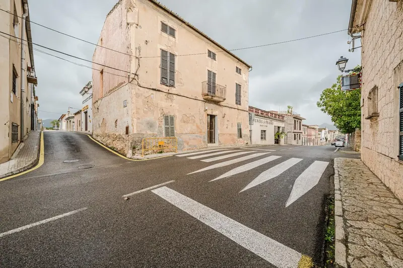 This house for renovation is located in Sant Llorenç, in an area with year-round activity in Mallorca. From gestpropiedad, real estate — photo 5