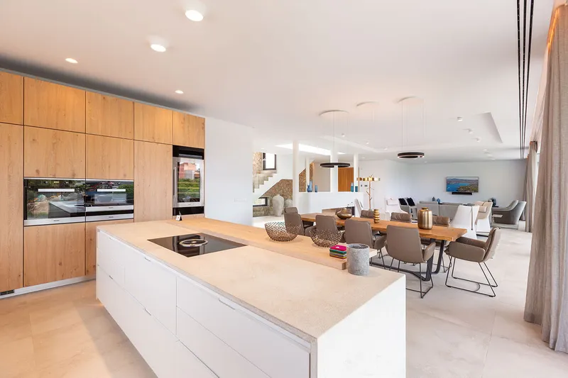 Modern sea-view villa with separate guest area — photo 8