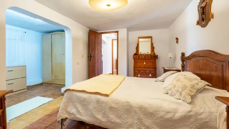 Charming rustic finca for sale on the outskirts of Puigpunyent, in an impressive natural setting. The stone facade and traditional design — photo 4