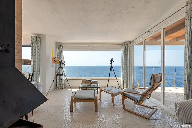 In an absolutely privileged location, directly on the cliffs of Cala Pi, this Mediterranean villa is situated on the first line — photo 7