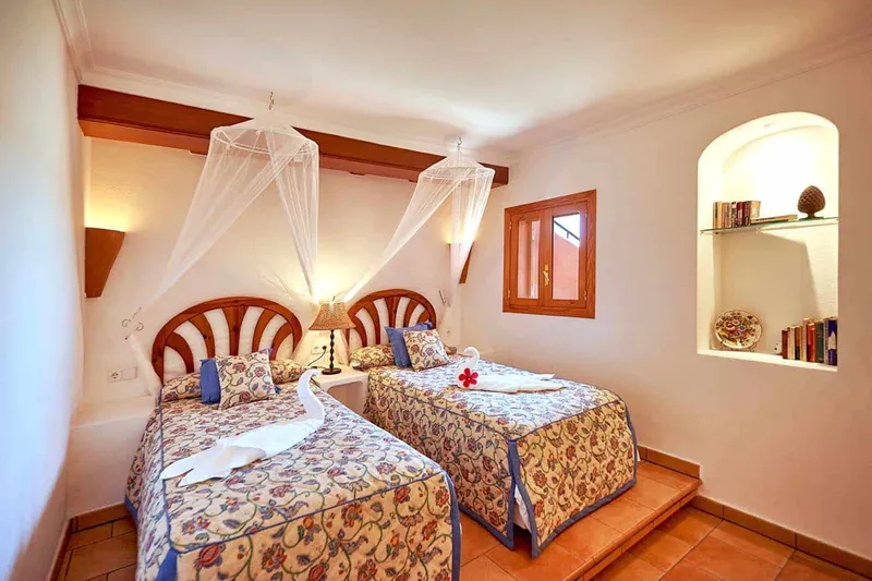 Cala Llamp: Villa with 2 apartments and holiday rental license — photo 12