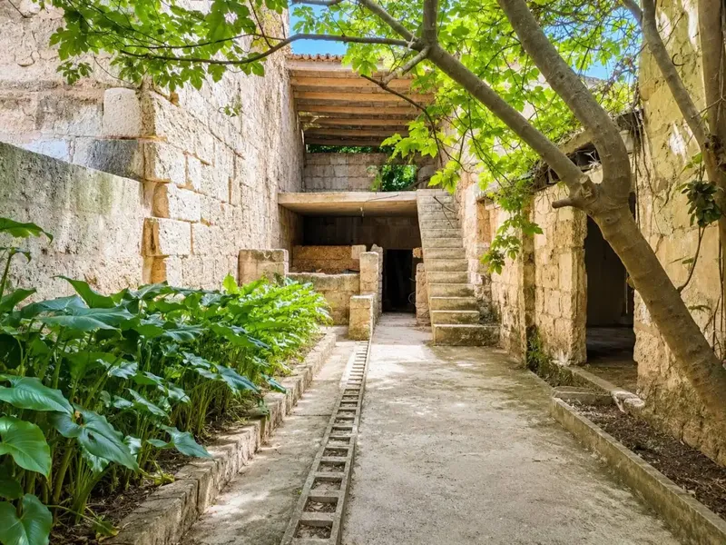 Village house with large garden and multiple possibilities — photo 1