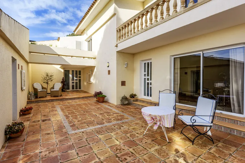 Exclusive villa with pool, guest apartment, wellness area and spectacular sea views — photo 9