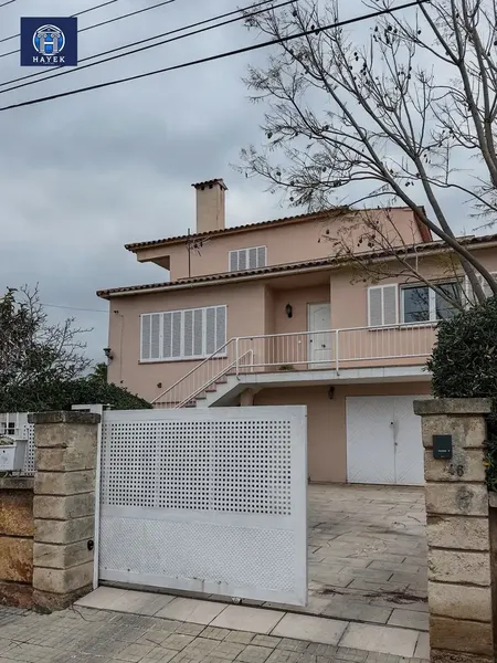Exclusive detached villa in the quiet and prestigious area of Palmanyola! This impressive property, with 379 m² built, combines — photo 1