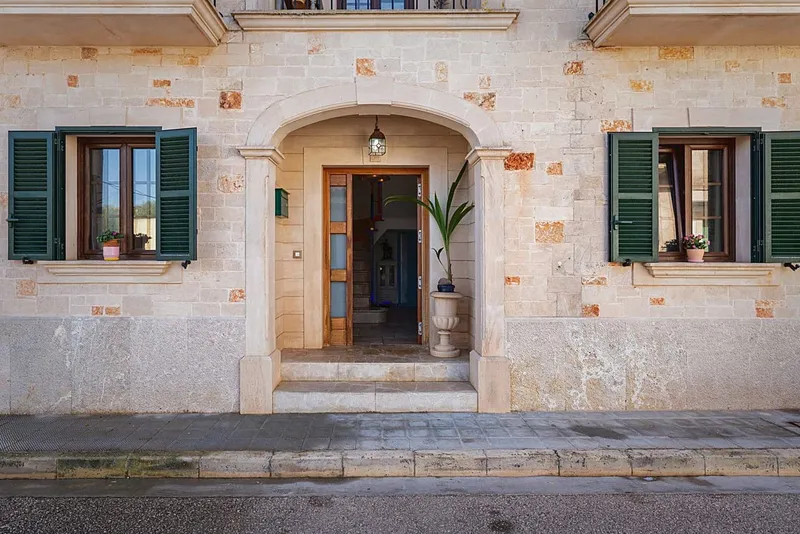 A house that tells stories and creates space for new ones - townhouse in the center of Santanyí — photo 2